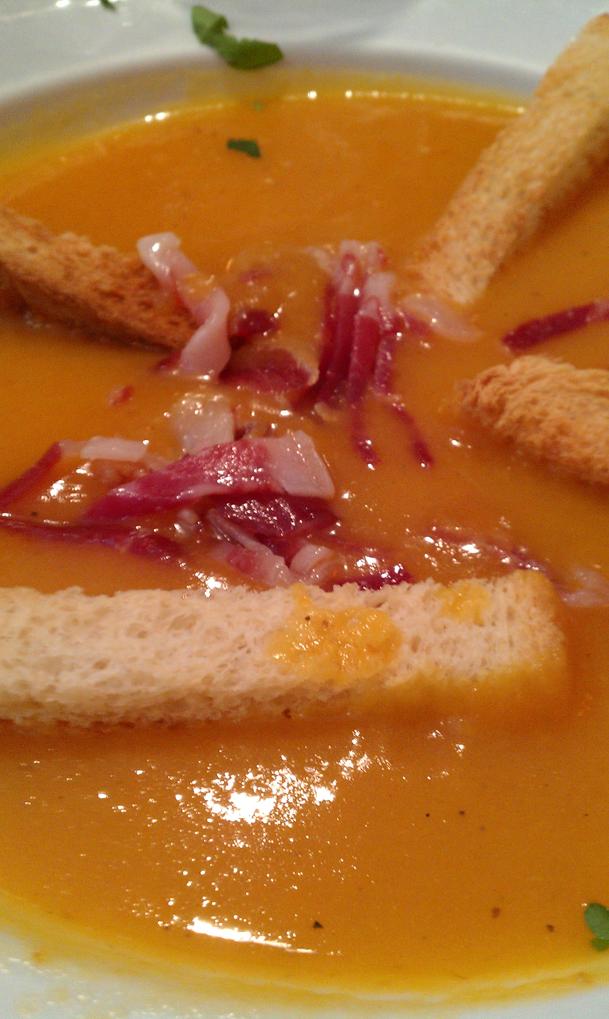 Recipe: Cream of pumpkin soup with ham chips and toasted bread